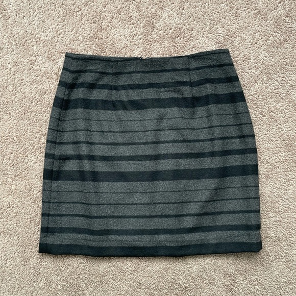 Banana Republic Dresses & Skirts - NWT Banana Republic Grey & Black skirt. Size 6.
